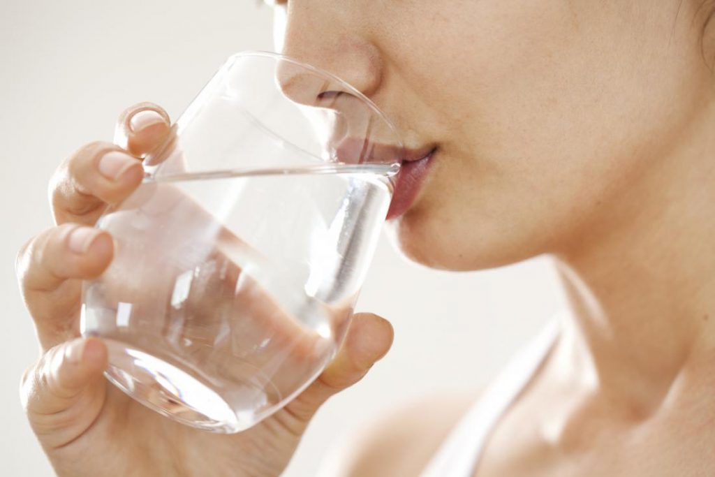 Trinken Sie Wasser! Wieso müssen wir unseren Organismus mit Wasser versorgen?