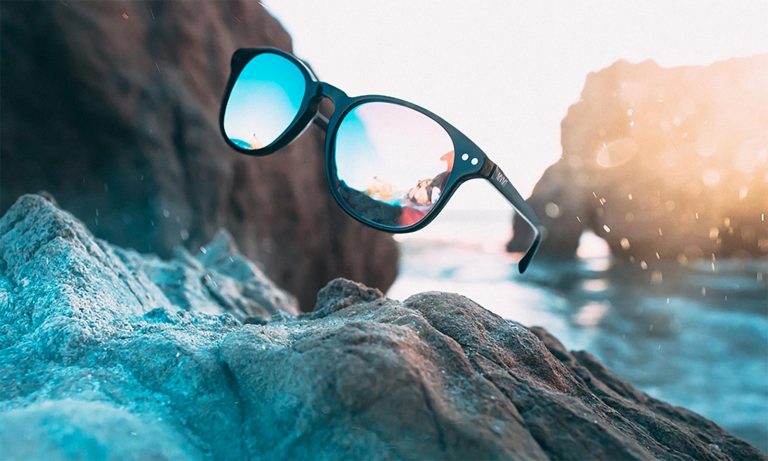 Sonnenbrille, also notwendiger Schutz der Augen vor der UV-Strahlung