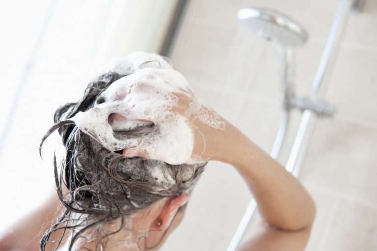Haarwäsche – wie oft? Hauptprinzipien der Haarpflege
