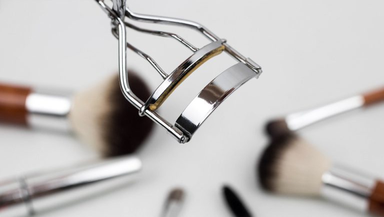 Ist Wimpernzange wirksam? Beste Hilfe beim Biegen der Wimpern