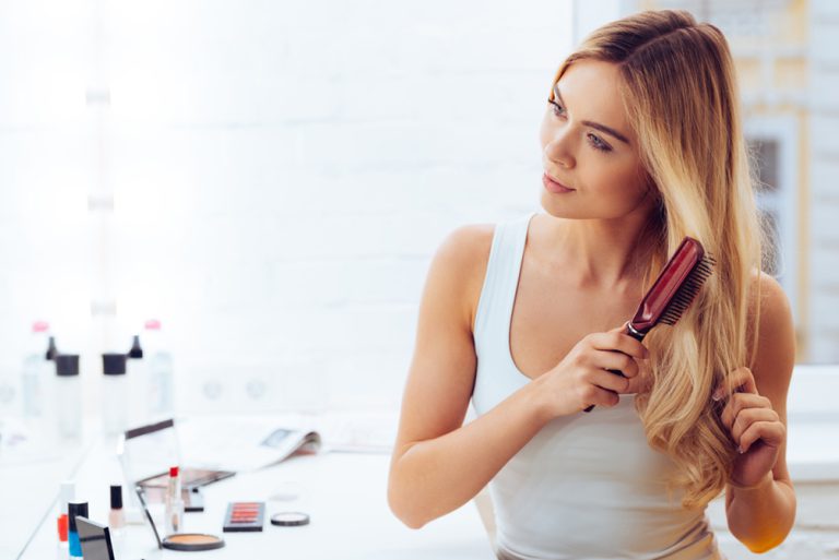 Das Auftragen eines Öls auf die Haare – womit sollten Sie anfangen? Anleitung für Anfänger
