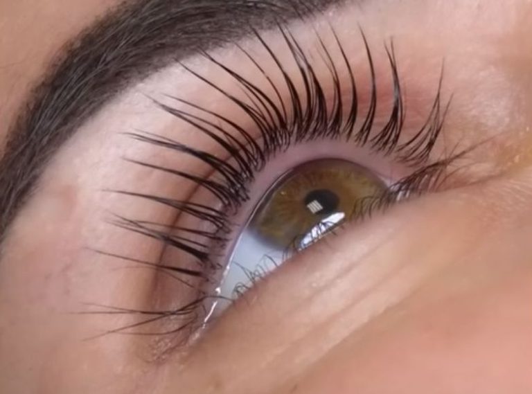Beste Kits zum Lifting und zur Lamination der Wimpern. Wie erhalten Sie schwungvolle Wimpern für 8 Wochen ohne Wimpernzange?